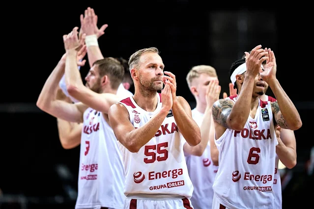 Jogadores da seleção polonesa de basquete masculino agradecem à torcida após vitória no Pré-Olímpico