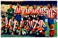 CLUB ATLÉTICO DE MADRID. Temporada 1974-75. Miguel Reina, Eusebio, Irureta, Adelardo, Benegas, Capón. Alberto, Luis, Gárate, Rubén Ayala y Heredia. ATLÉTICO DE MADRID 3 F. C. BARCELONA 3. 01/11/1974. Campeonato de Liga de 1ª División, jornada 7. Madrid, estadio Vicente Calderón. GOLES: 1-0: 10’, Gárate. 2-0: 12’, Gárate. 2-1: 19’, Rexach. 2-2: 42’, Marcial. 2-3: 70’, Clares. 3-3: 88’, Irureta.