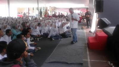 Siswa SMA 10 Bandung Antusias Menyambut Sosok Inspiratif Ujang Koswara