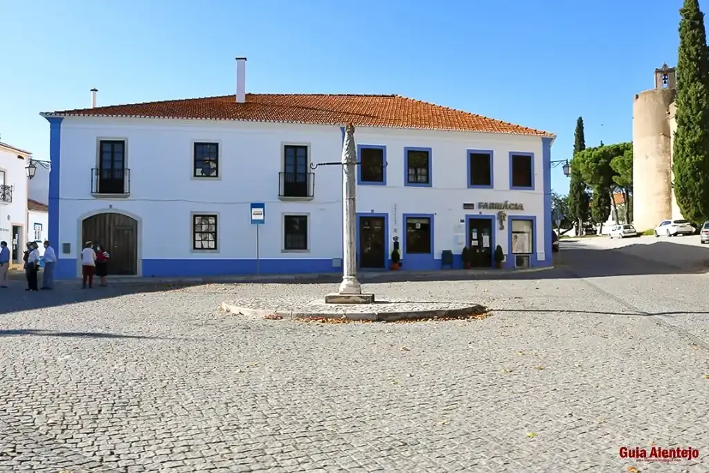 largo-do-pelourinho-em-alvito-com-o-guia-alentejo