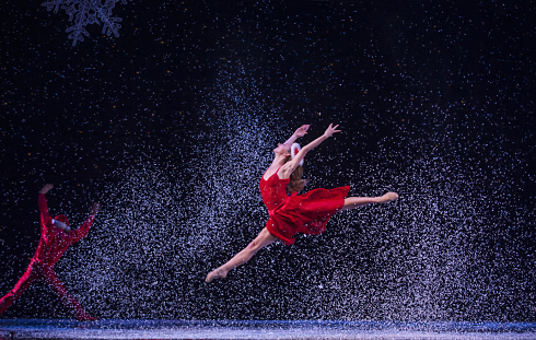Photo d’une danseuse dansant dans une comédie musicale pour Noël.