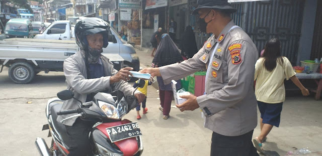 Binmas Polresta Jayapura Bagi Masker Sosialisasikan Instruksi Walikota Tentang PPKM Level IV