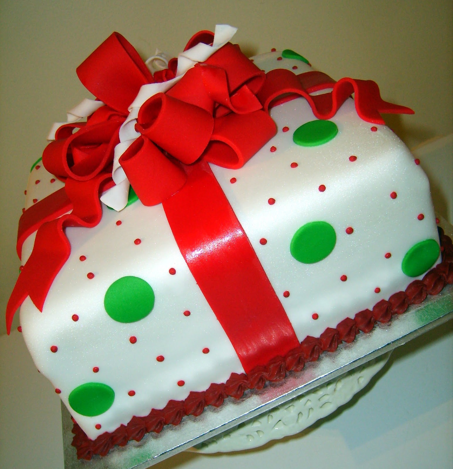 Christmas Gift Box Cake With Lights - CakeCentral.com