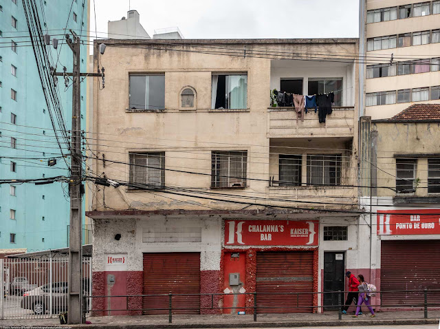 Um pequeno edifício com capelinha