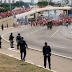 VÍDEO MOSTRA TORCIDA ORGANIZADA ATACANDO CAVALARIA DA PM COM BOMBAS, GARRAFAS E PEDRAS EM NATAL-RN