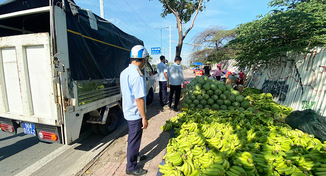 Đội trật tự đô thị Phường 13 kiểm tra xử lý các hộ kinh doanh lấn chiếm vỉa hè. (Ảnh ĐT)