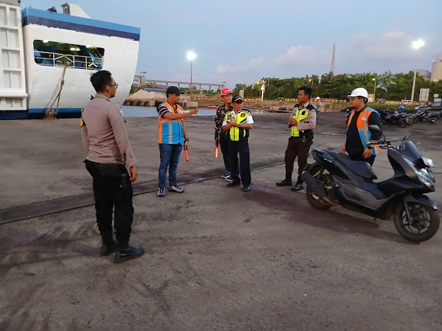 Bersama Karyawan Pelabuhan Pelindo, Kapolsek Kskp Banten Adakan Kegiatan Jum'at Curhat