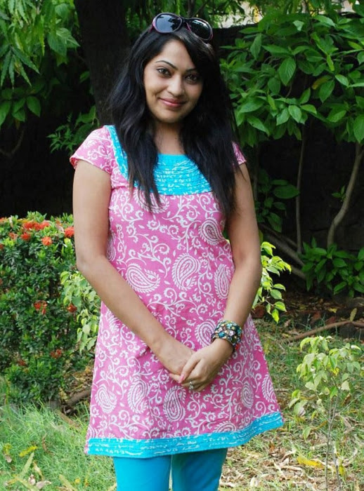 vijay tv anchor ramya in pink churidar