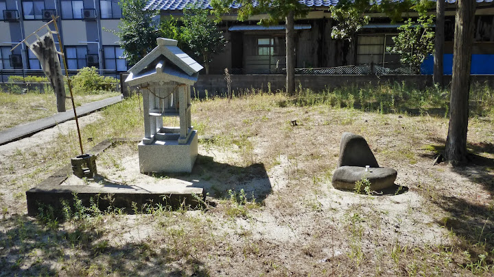 鳥取県西部の道祖神、新田神社の自然石