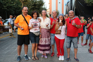 Ganadores del campeonato de lanzamiento de papel higiénico en las fiestas de Retuerto