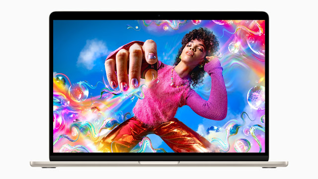 El nuevo MacBook Air incorpora una amplia pantalla Liquid Retina de 15,3 pulgadas y alta resolución: un 25 % más grande que en el MacBook Air de 13 pulgadas con chip M2.