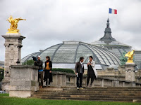 Equipa do Consigo a gravar com a apresentadora, na ponte Alexandre III, Paris