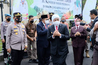 Kapolres Blitar Kota Dampingi Gubernur Jawa Timur Ziarah Makam