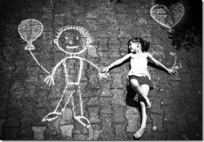 garota namorando um grafite