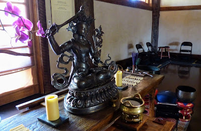 Manjushri op altaar in zendo in Upaya Zen Center
