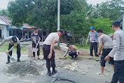 Cegah Lakalantas, Personel Polsek Dampal Utara Tambal Jalan Trans Sulawesi yang Berlubang