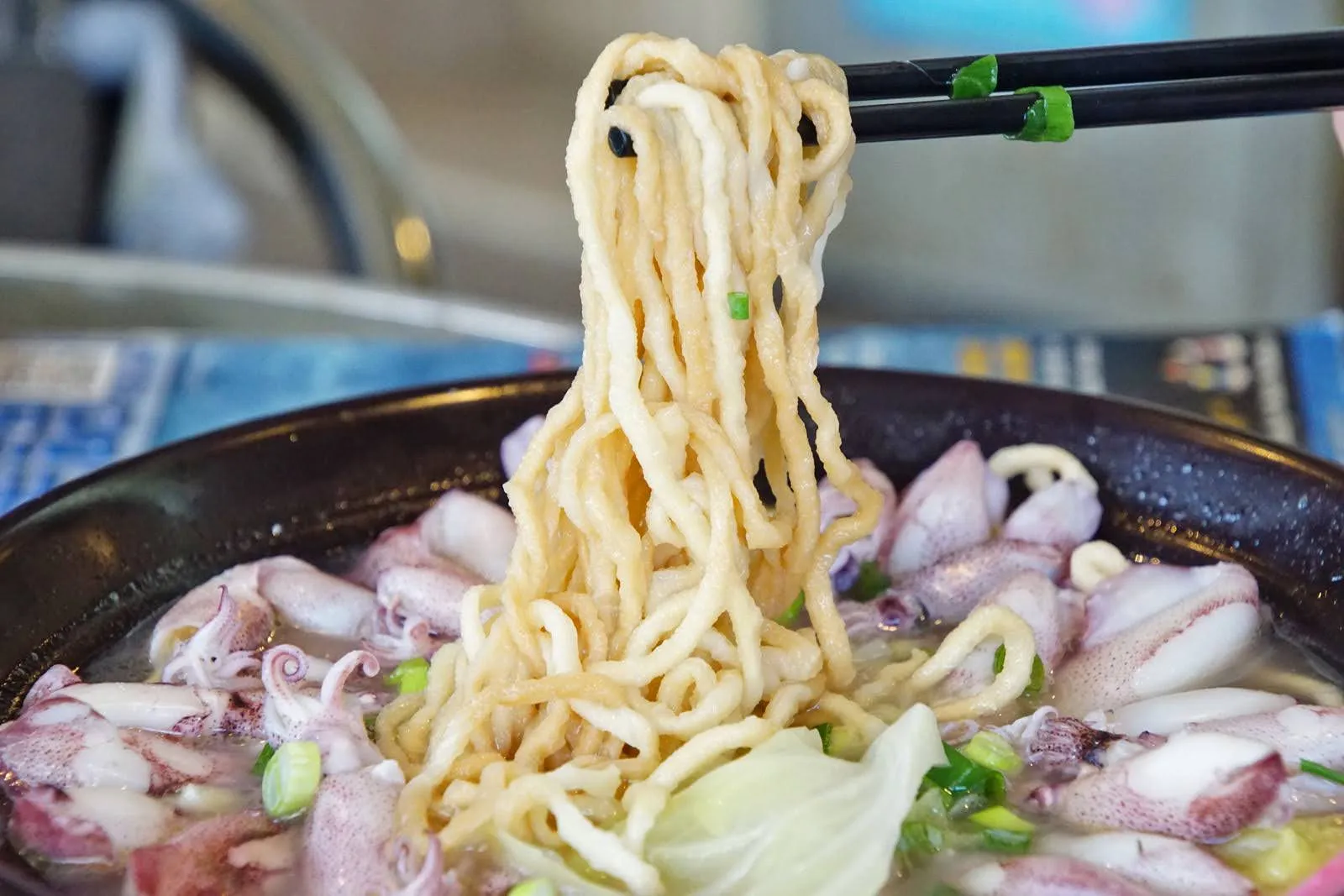 [台南][北區] 金三益健康茶飲｜滿到溢出來的超浮誇小卷意麵｜食記