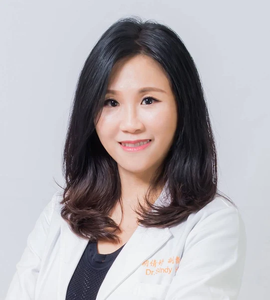 ▲大里仁愛醫院皮膚科胡倩婷醫師提醒，要抗老又要省錢，使用防曬產品是最高CP值。正常生活作息，均衡飲食及運動也會讓人保持年輕，在這炙熱夏天大家就努力逆齡吧！（ 大里仁愛醫院提供）