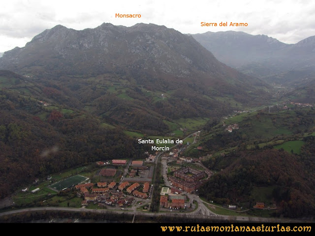 Ruta Baiña, Magarrón, Bustiello, Castiello. Desde el Castiello, vista del Monsacro y Santa Eulalia de Morcín