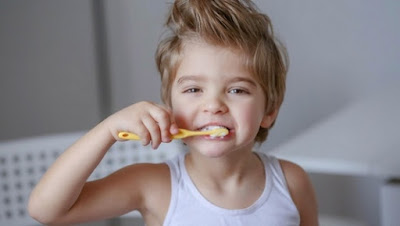 Anak Laki-laki Menggosok Gigi