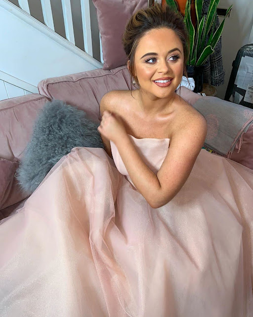 Emily Atack usa vestido rosa