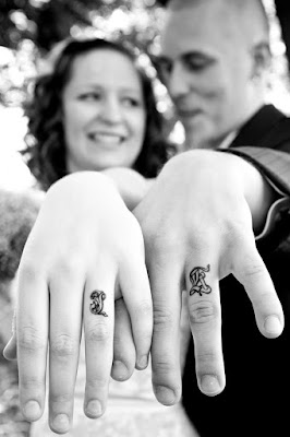 Tatuagem de Casais - Inicial no dedo