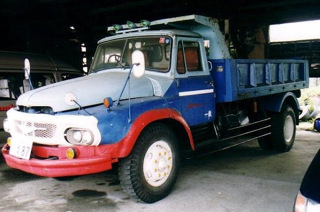 gambar mitsubishi truk tua yang khas