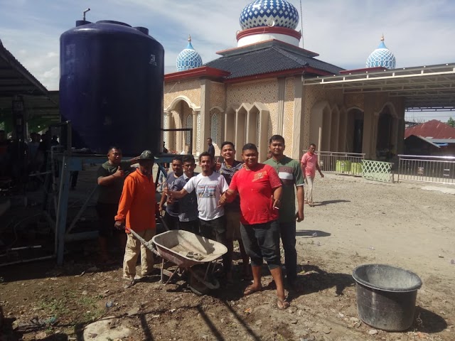 Sejumlah Pemuda Gampong Meunasah Balek Melakukan Gotong Royong 