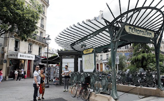 Knifeman attacks French soldier in Paris by Chatelet Metro 