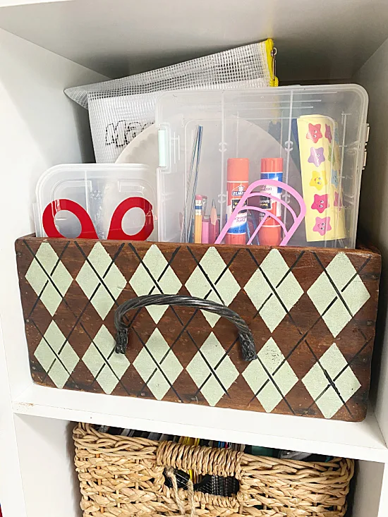 Argyle drawer with handle and boxes