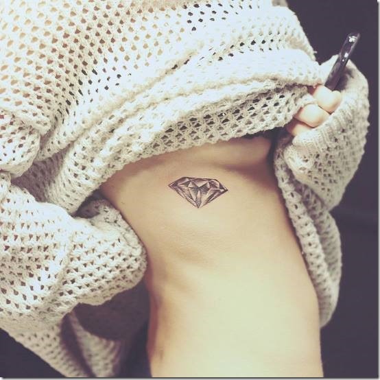diamant_noir_sous_la_poitrine_tatouage