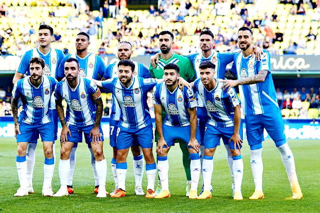 R. C. D. ESPANYOL DE BARCELONA. Temporada 2022-23. César Montes, Vinicius Costa, Martin Braithwaite, Fernando Pacheco, Sergi Gómez, Joselu. Fernando Calero, Sergi Darder, Keidi Baré, Óscar Gil, Javi Puado. VILLARREAL C. F. 4 R. C. D. ESPANYOL DE BARCELONA 2 Jueves 27/04/2023, 19:30 horas. Campeonato de Liga de 1ª División, jornada 31. Villarreal, Castellón, estadio de La Cerámica: 16.134 espectadores. GOLES: ⚽0-1: 45’, Javi Puado. ⚽1-1: 53’, Étienne Capoue. ⚽2-1: 63’, Dani Parejo. ⚽2-2: 73’, Joselu. ⚽3-2: 80’, Nicolas Jackson. ⚽4-2: 90+2’, Étienne Capoue.