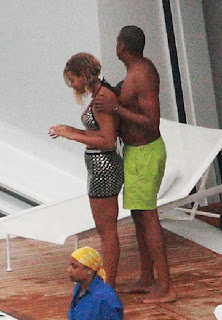 Beyonce Knowles wears a Red Bikini to celebrates her 32th birthday at Italy