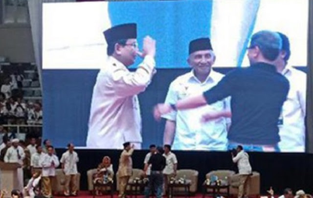  Saat Prabowo Salami Rocky Gerung, Ada yang Teriak: Menteri Pendidikan Kita Cerdas!