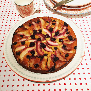 Gâteau moelleux au fromage blanc, nectarines et myrtilles