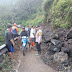 Batu Longsor Timpa Jalur Gombong Banjarnegara