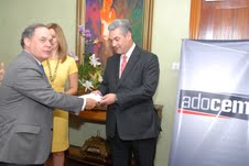 Ministerio de Obras Públicas recibe de ADOCEM donación de 10 mil fundas de cementos para labores de reconstrucción en zonas afectadas por Isaac.