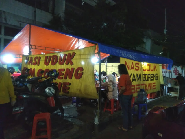 Makan Malam di Nasi Uduk Ayam Goreng Betawie Pasar Rawamangun