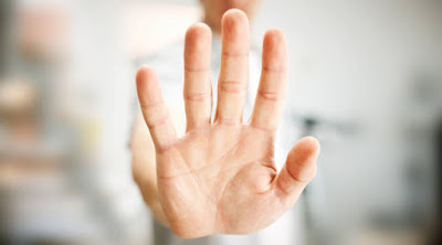 9 أسباب قد تدفعك لرفض فكرة الزواج رجل يد ستوب ايقاف قف علامة stop sign hand man