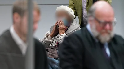 Irmgard Furchner, ex-secretária do comandante da SS do campo de concentração de Stutthof, chega com seus advogados durante seu julgamento em Itzehoe, Alemanha, em 6 de dezembro de 2022. Os tribunais alemães exigem que o rosto dos réus seja ocultado nas fotos. (Marcus Brandt/Pool/AFP via Getty Images)