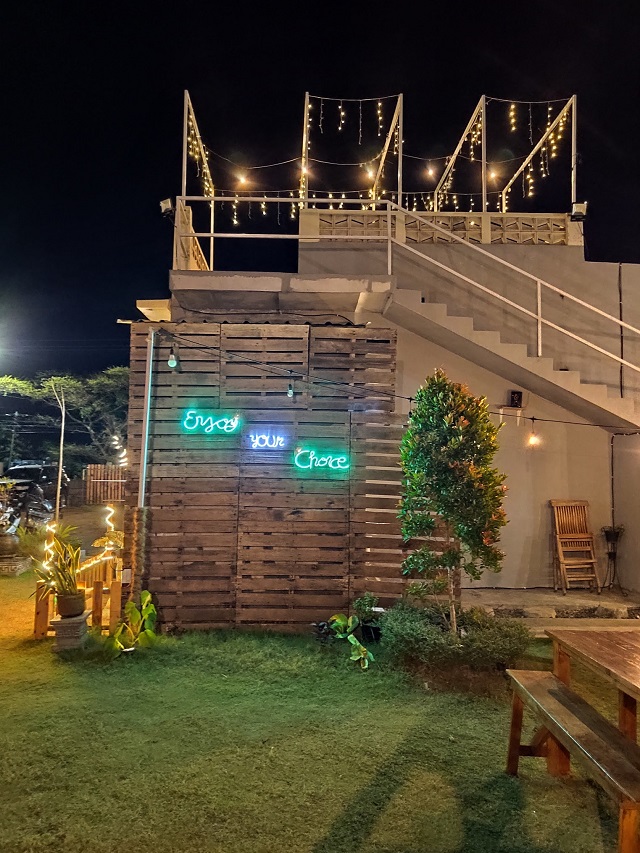 aesthetic ratan cafe & garden space surabaya