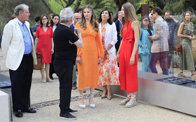 Crown Princess Leonor wore an orange dress by Lady Pipa. Infanta Sofia wore a red blouse and pants, jumpsuit, by Sfera