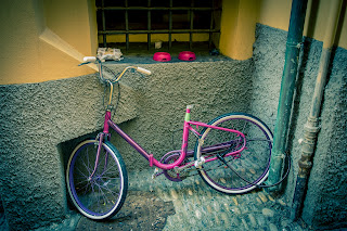 Pinkes Fahrrad am Wegesrand