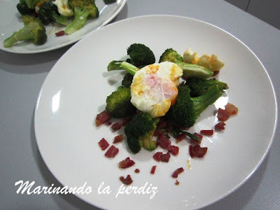 Brócoli con jamón y huevo poché