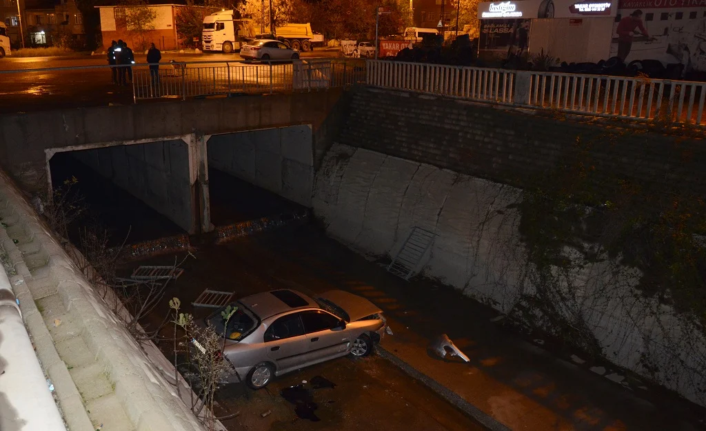 Kayganlaşan yol nedeniyle virajı alamadı, su kanalına uçtu