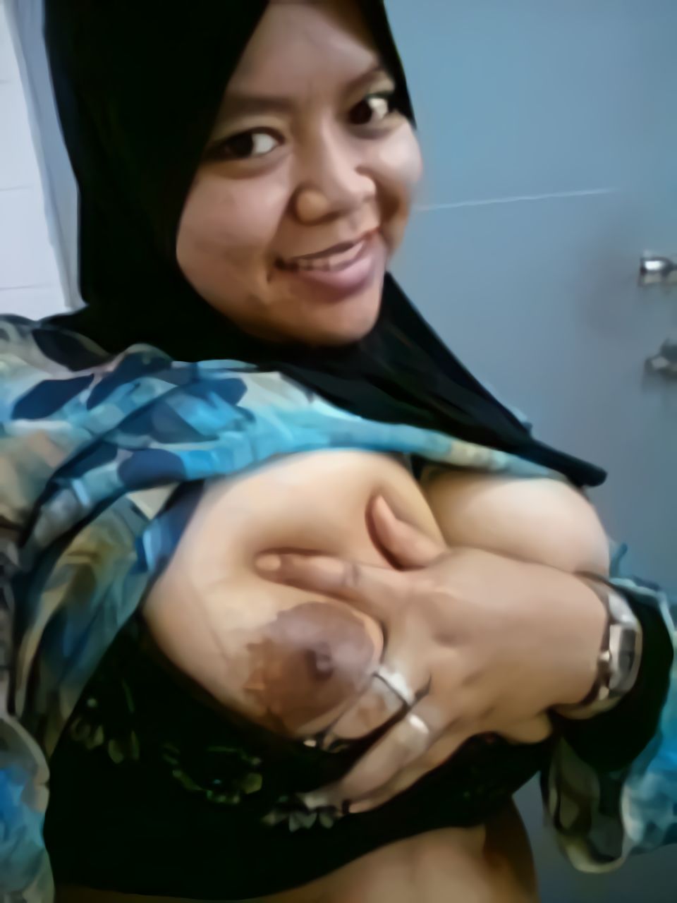  tante cantik berjilbab pamer toket gede. gambar bokep tante girang jilbab pamer payudara gede 