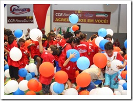 Crianças festejam Foto de Luciano Coca 354