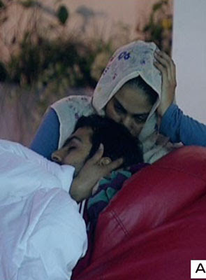 veena malik kiss