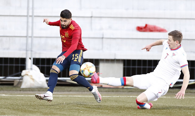 Pipa centra a pesar de la oposición de A. Justinussen. SELECCIÓN DE ISLAS FEROE SUB 21 0 SELECCIÓN DE ESPAÑA SUB 21 2. 08/10/2020. Campeonato de Europa Sub21 2021, fase de clasificación. Tórshavn (Islas Feroe), Torsuollur Stadium.