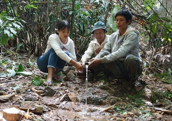 Dân làng Măng Lây làm máng nước.